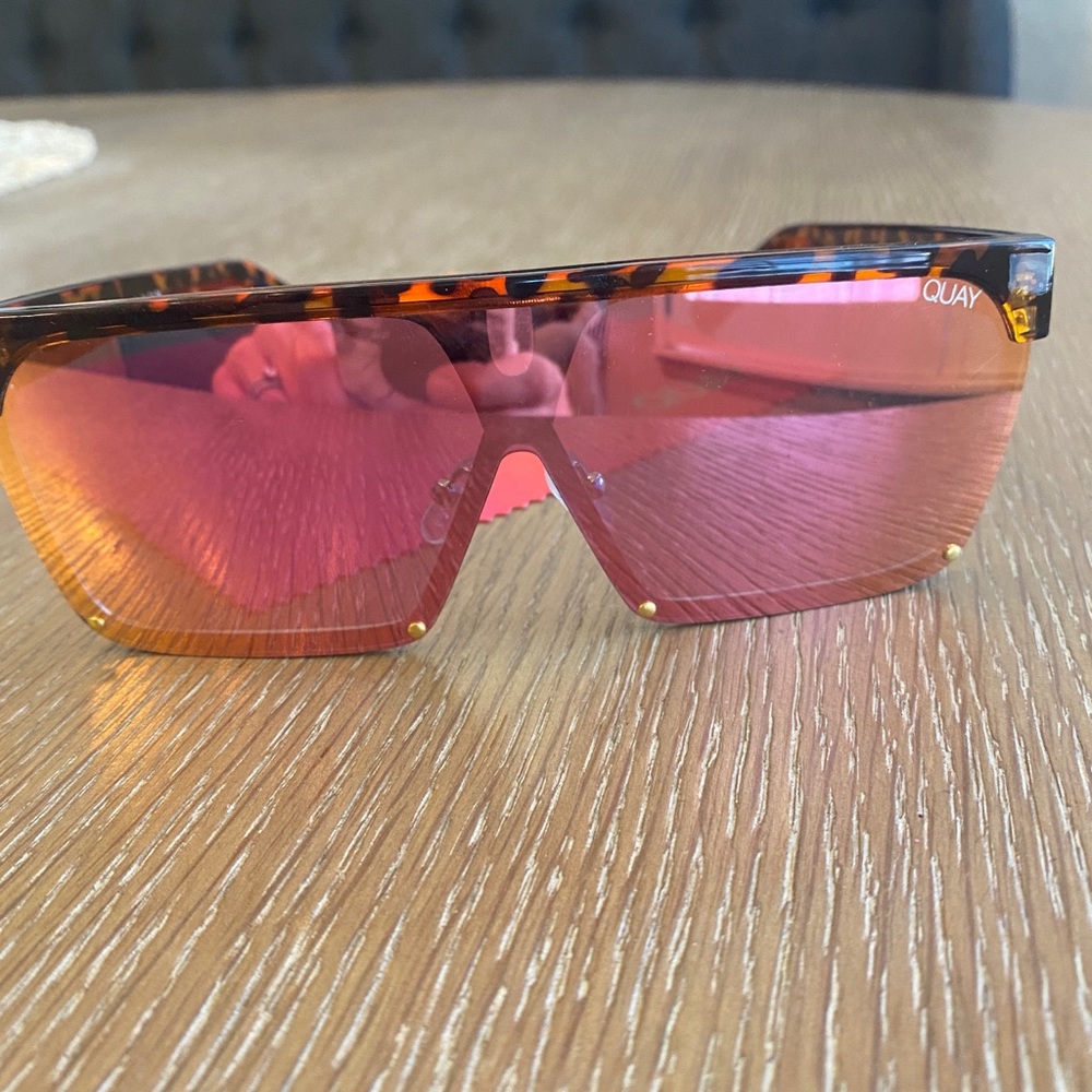 QUAY AUSTRALIA SHADE QUEEN SUNGLASSES